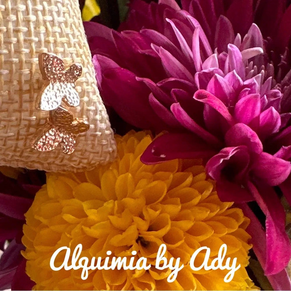 Gold butterfly stud post dainty gold earrings/dainty gold jewelry - Picture 1 of 4